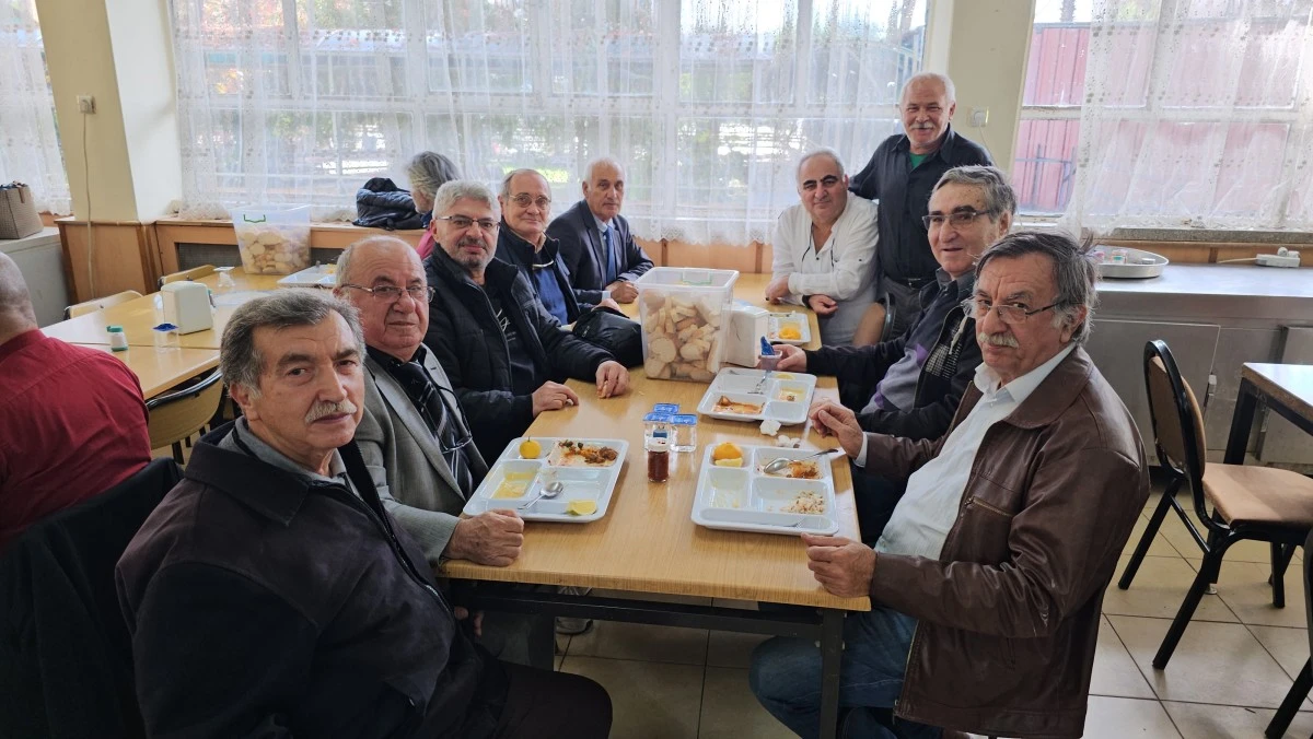 Emekli öğretmenler görev yaptıkları okulda hatırlarını tazeledi