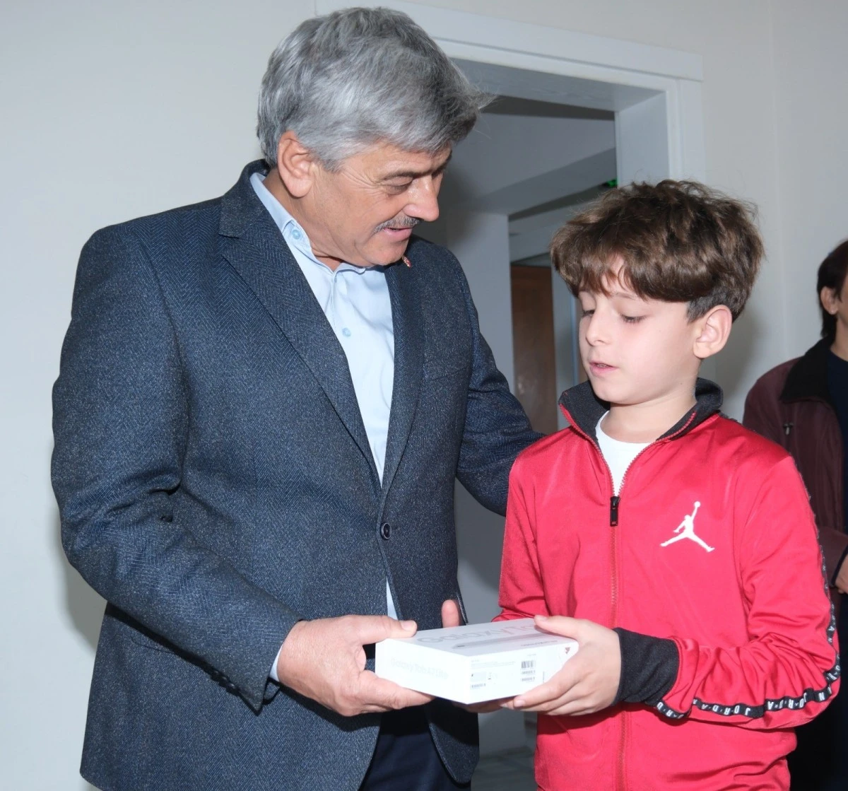 Kuyucak’ta BİLSEM öğrencilerine tablet hediye edildi