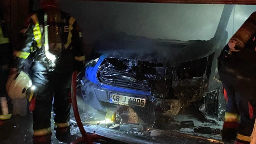 Kargo şubesi yangında küle döndü