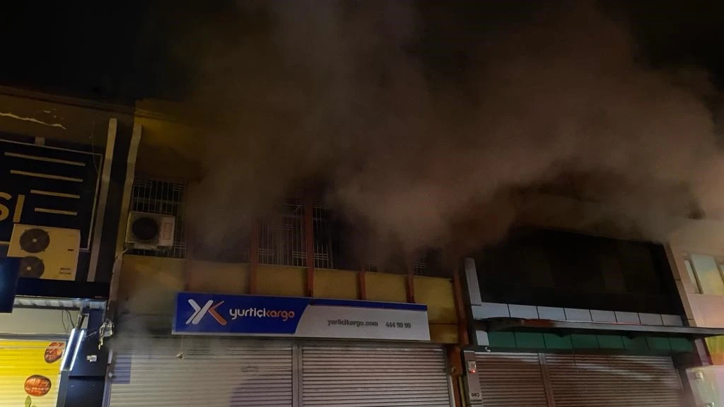 Kargo şubesi yangında küle döndü