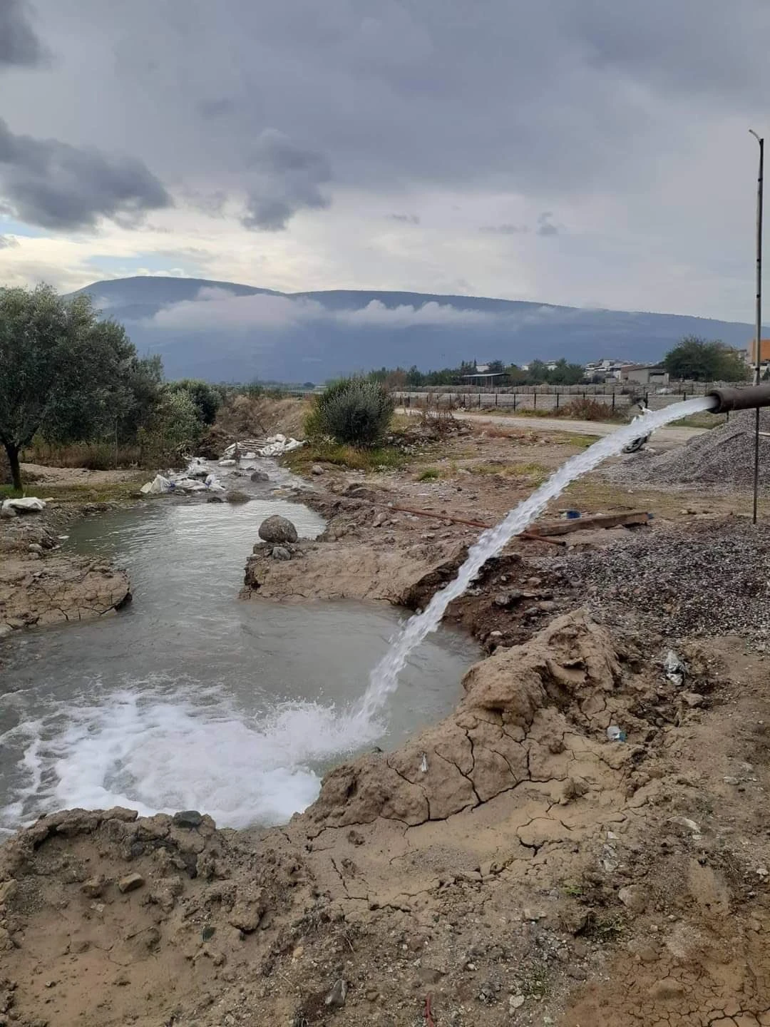 Buharkent’teki 2 kuyudan saatte 104 litre su çıkıyor