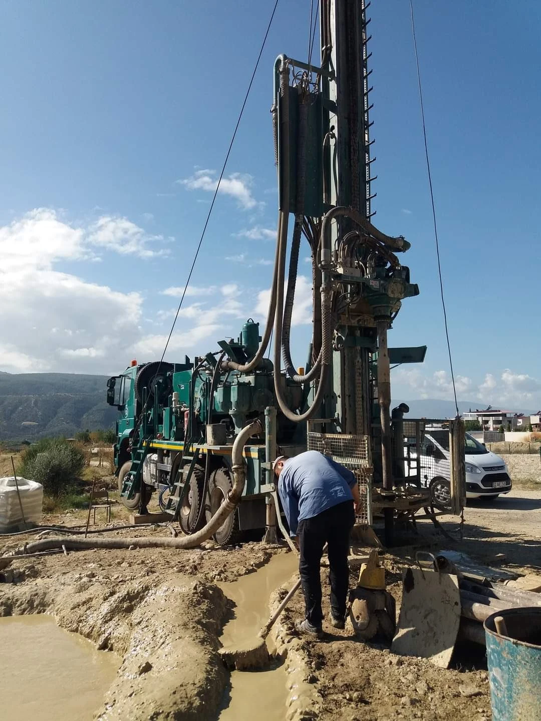 Buharkent’teki 2 kuyudan saatte 104 litre su çıkıyor