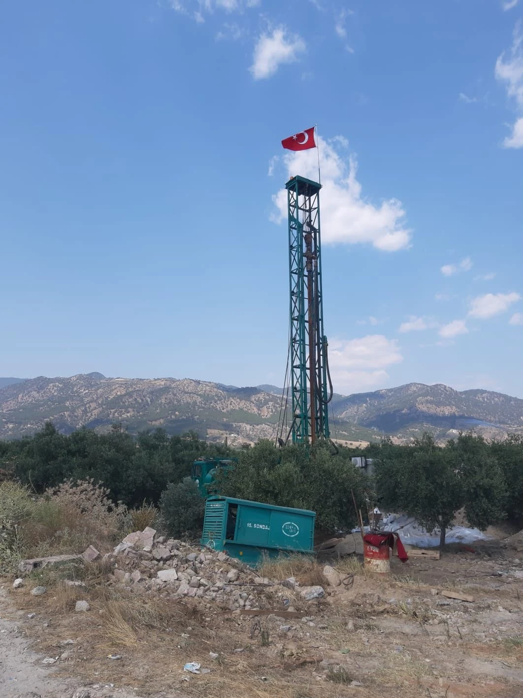 Buharkent’teki 2 kuyudan saatte 104 litre su çıkıyor
