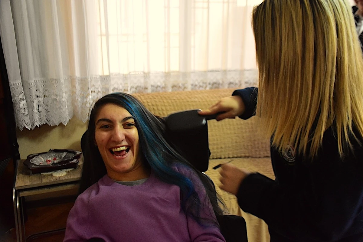 Buse Engelliler Günü'ne yeni saçları ile girecek