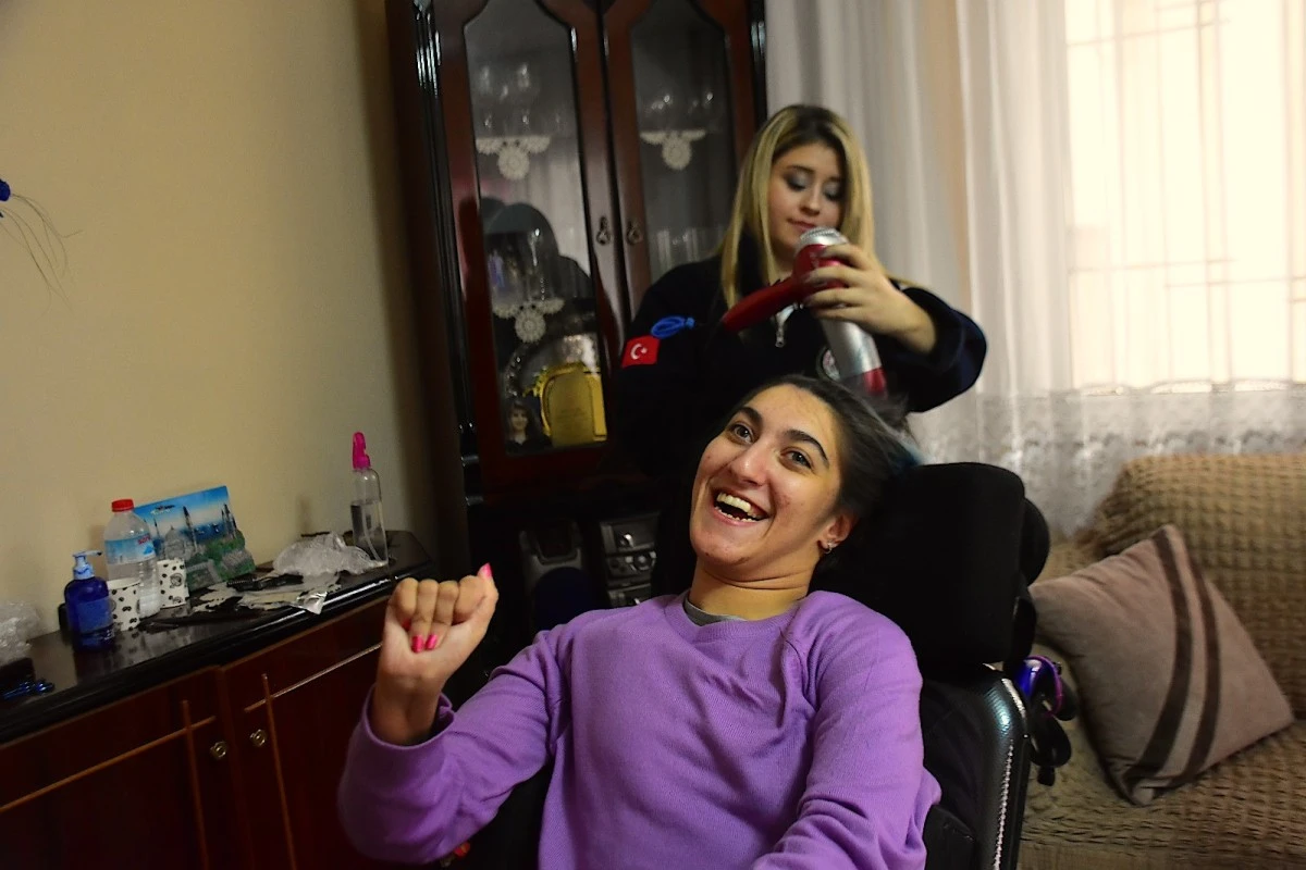 Buse Engelliler Günü'ne yeni saçları ile girecek