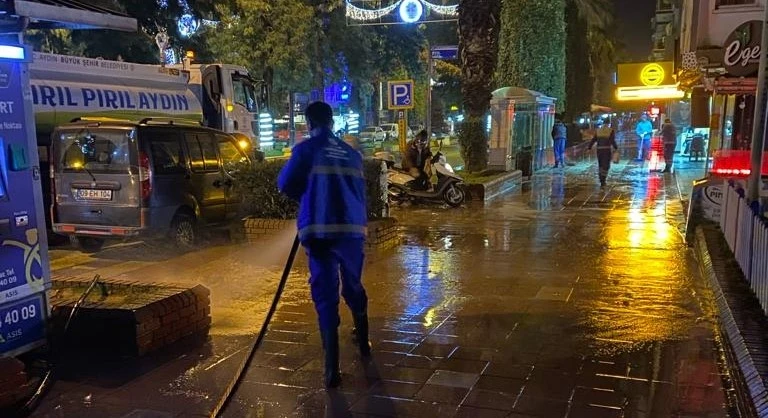 Büyükşehir ekipleri pırıl pırıl Aydın için 24 saat çalışıyor