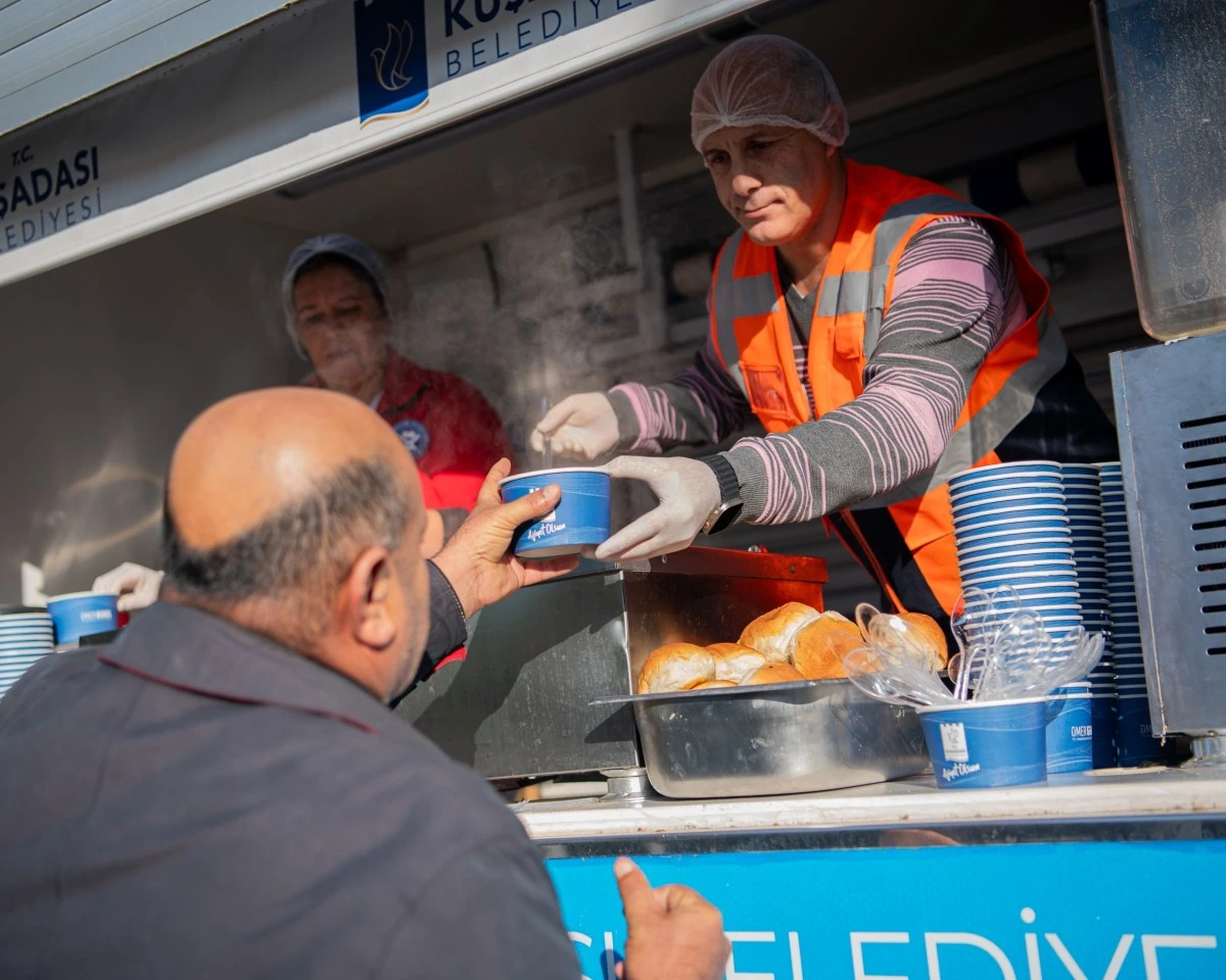 Kuşadası Belediyesi’nden sıcak çorba ikramı