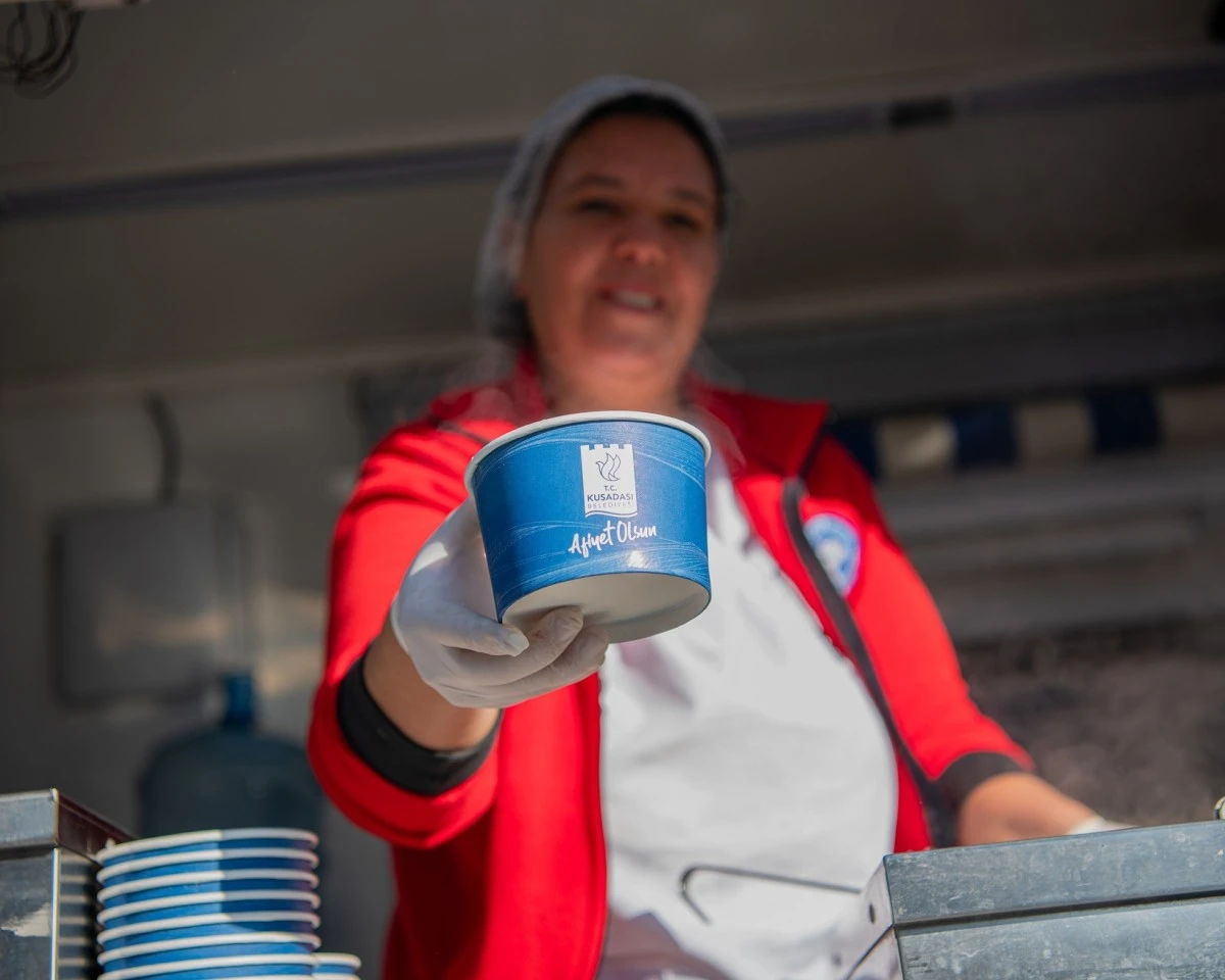 Kuşadası Belediyesi’nden sıcak çorba ikramı