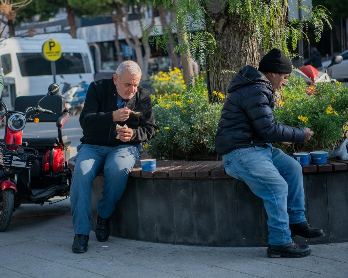 Kuşadası Belediyesi’nden sıcak çorba ikramı