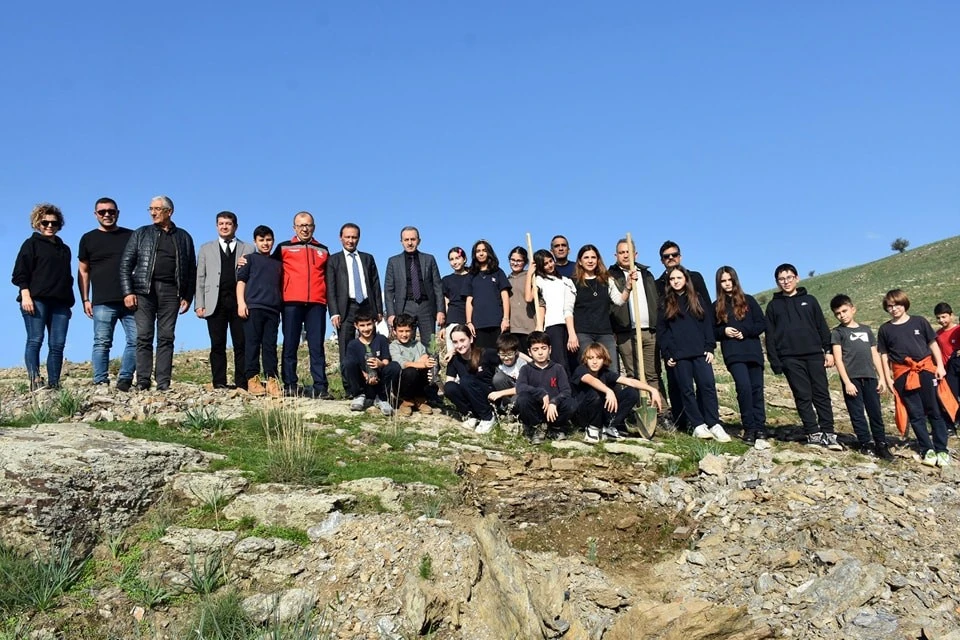 Aydın'da yürütülen proje kapsamında fıstık çamı ve akasya ağacı dikimi yapıldı