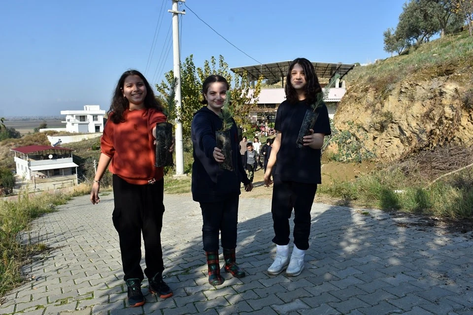 Aydın'da yürütülen proje kapsamında fıstık çamı ve akasya ağacı dikimi yapıldı