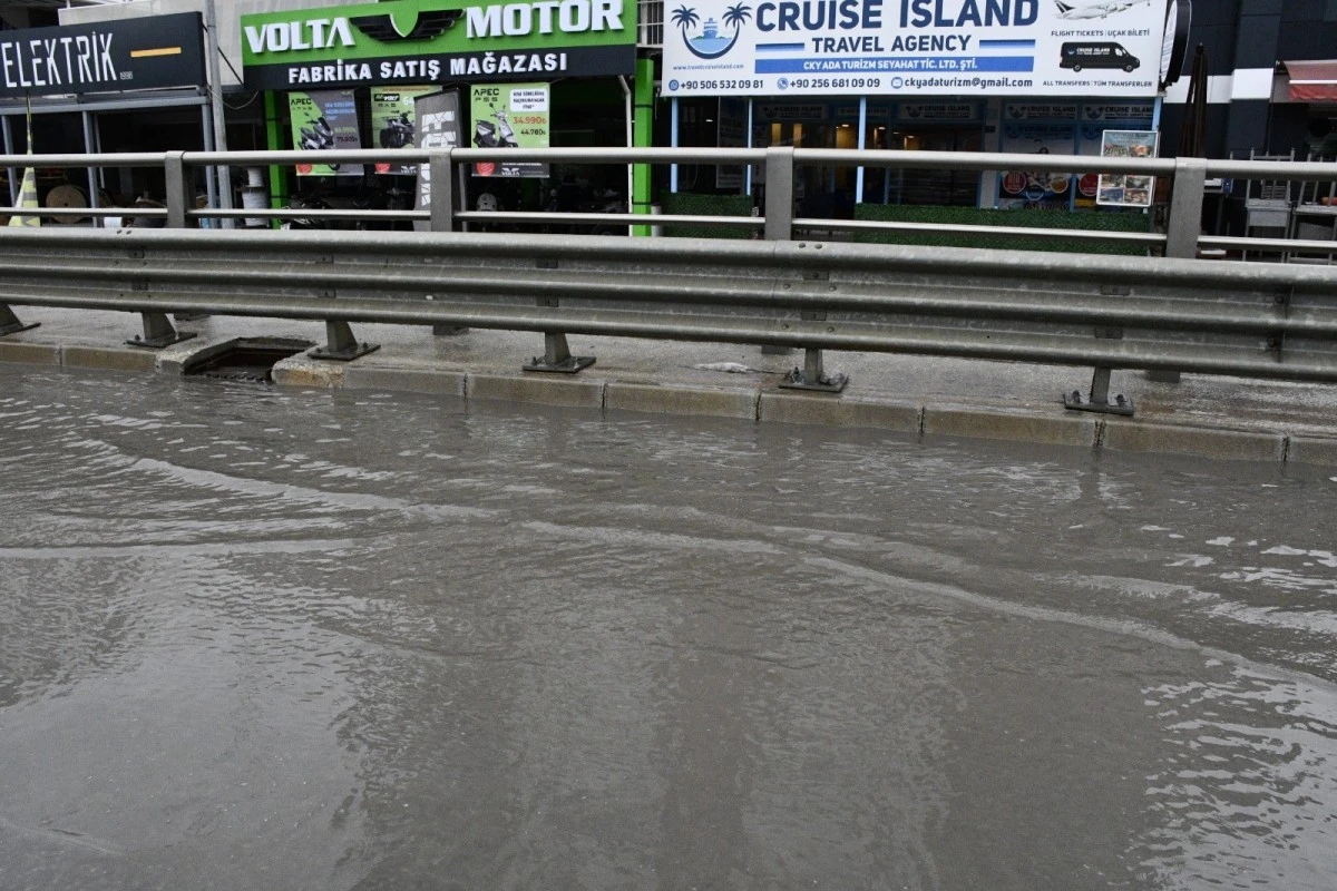Kuşadası'nda karayolları sorumluluğundaki yollar dakikalar içinde göle döndü