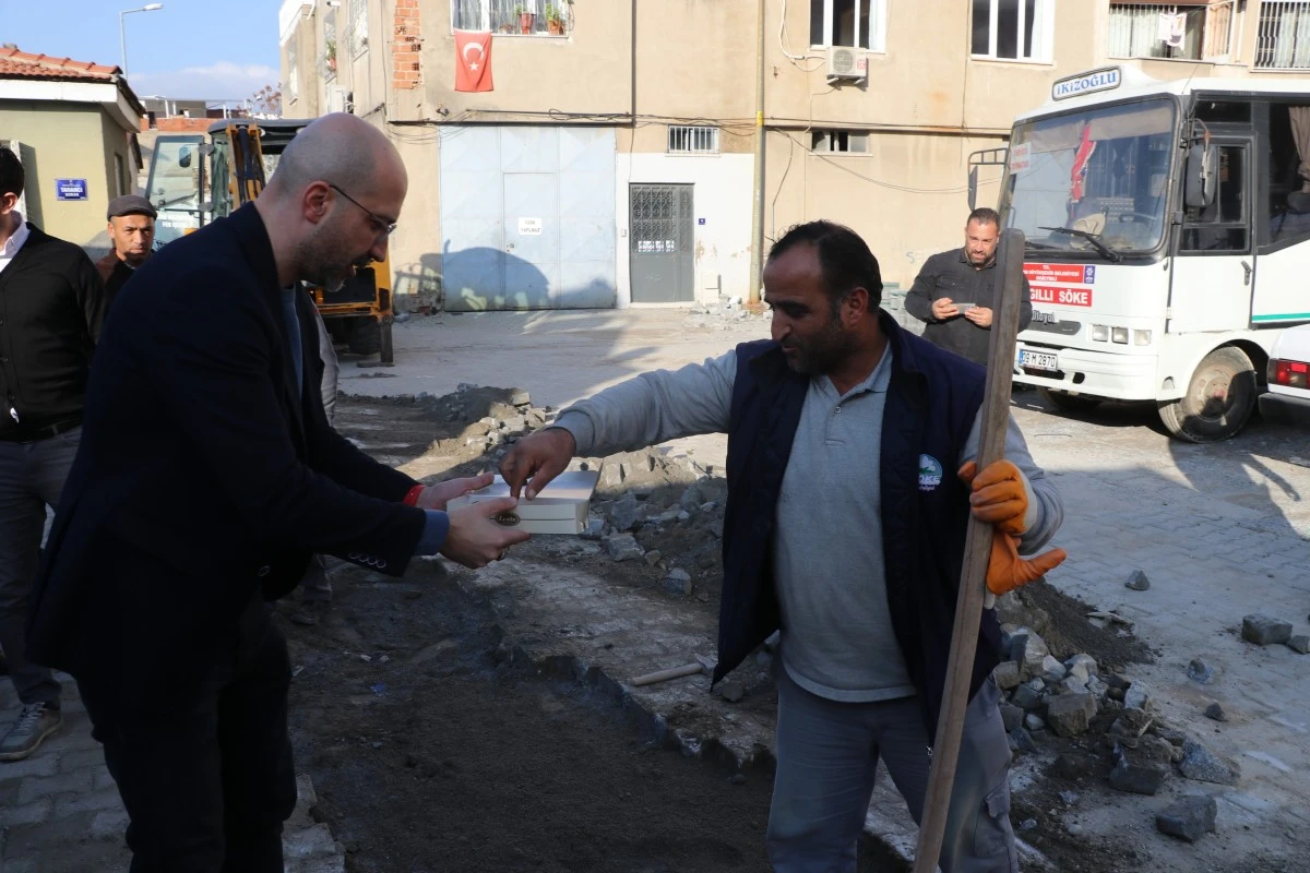 Başkan Arıkan eldivenleri giydi, kolları sıvadı parke taşı döşedi