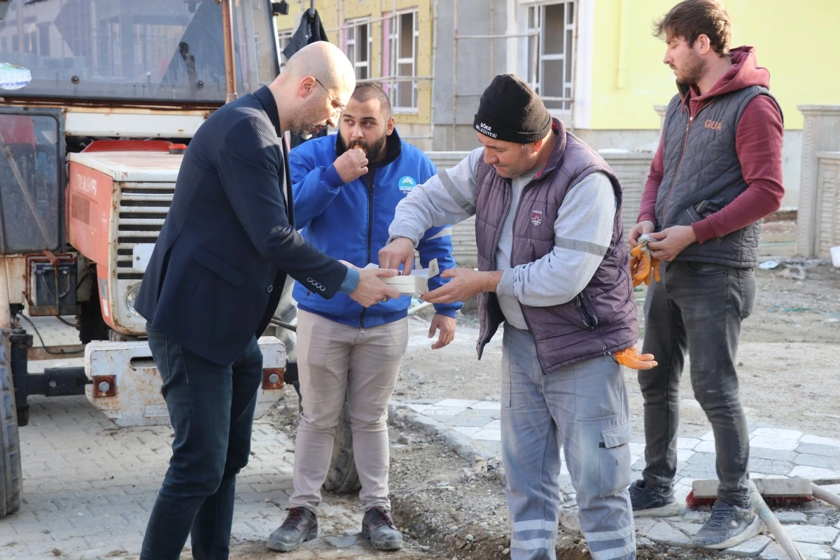 Başkan Arıkan eldivenleri giydi, kolları sıvadı parke taşı döşedi