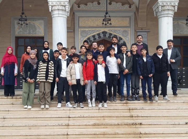 Gençler ve yaşlılar arasında gönül köprüleri kuruluyor