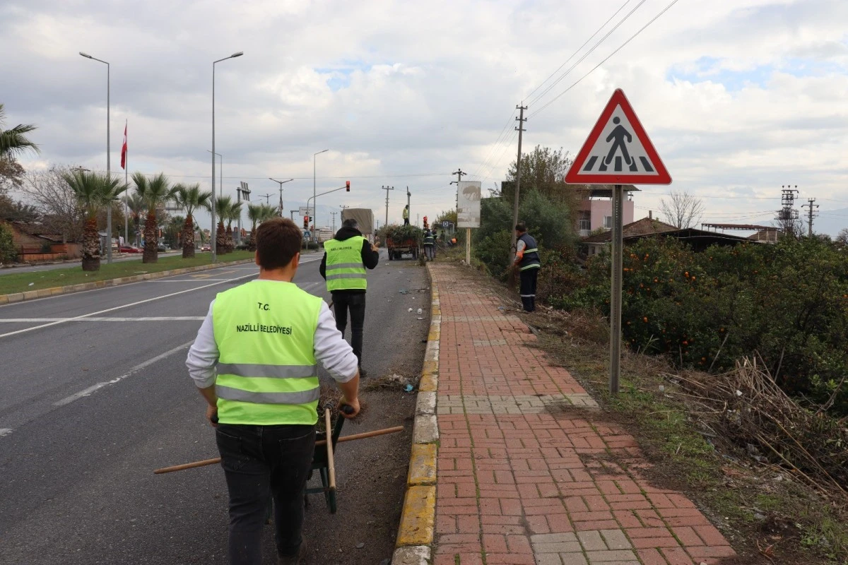 Nazilli’de temizlik ekipleri karayolu kenarlarını temizledi