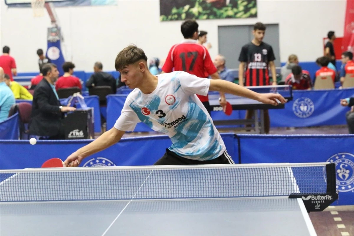 Liseli gençler şampiyonluk için ter döktü