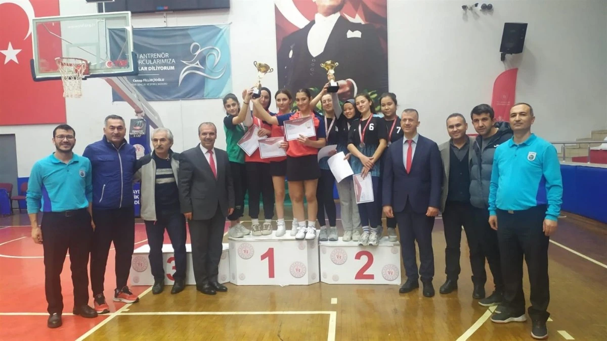 Liseli gençler şampiyonluk için ter döktü