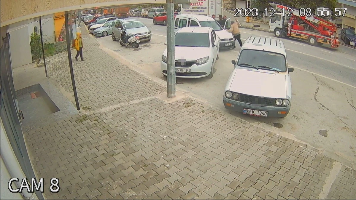 Kavga sırasında oğlunu bastonunu savurarak kurtarmaya çalıştı