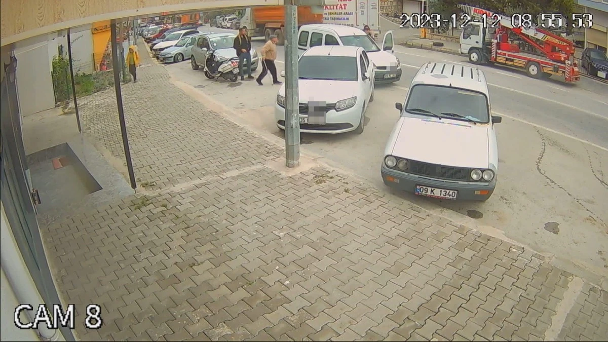 Kavga sırasında oğlunu bastonunu savurarak kurtarmaya çalıştı