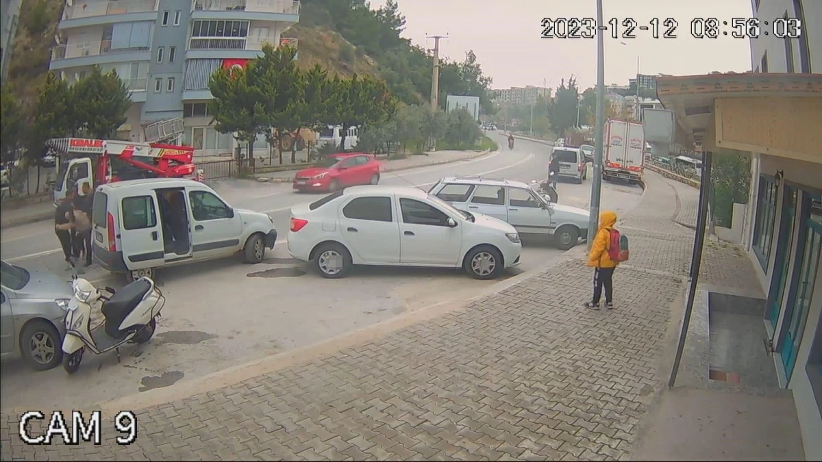 Kavga sırasında oğlunu bastonunu savurarak kurtarmaya çalıştı