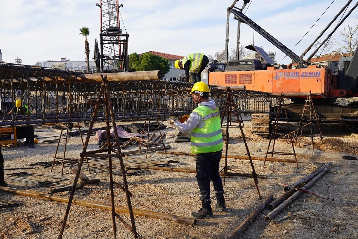 Kuşadası'nın Kent Meydanı yükseliyor
