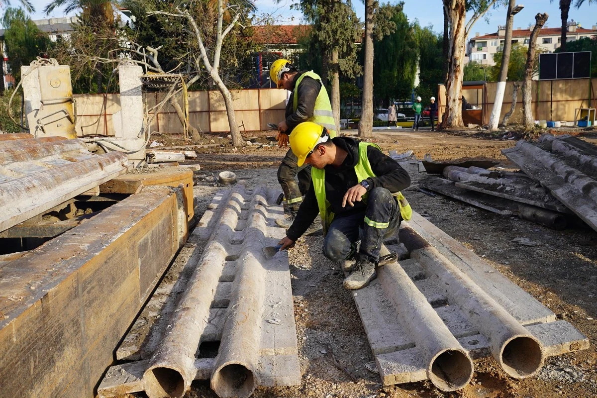 Kuşadası'nın Kent Meydanı yükseliyor