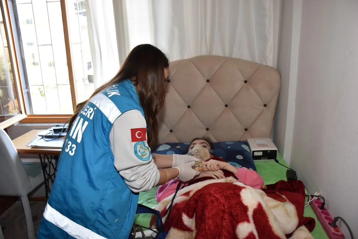 Sağlık Müdürü Şenkul, hastaları yalnız bırakmıyor