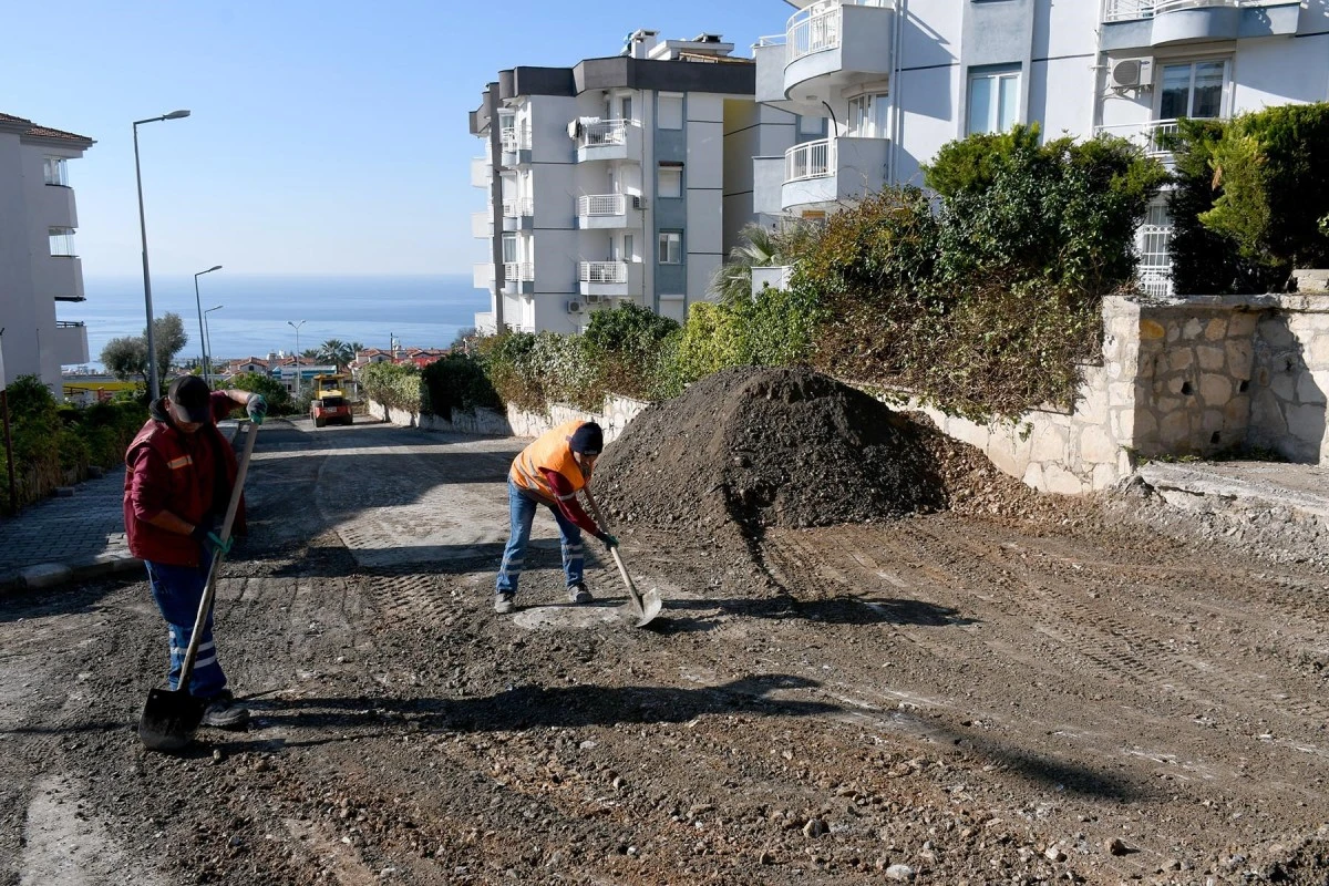 Kuşadası'nda sıcak asfalt seferberliği sürüyor