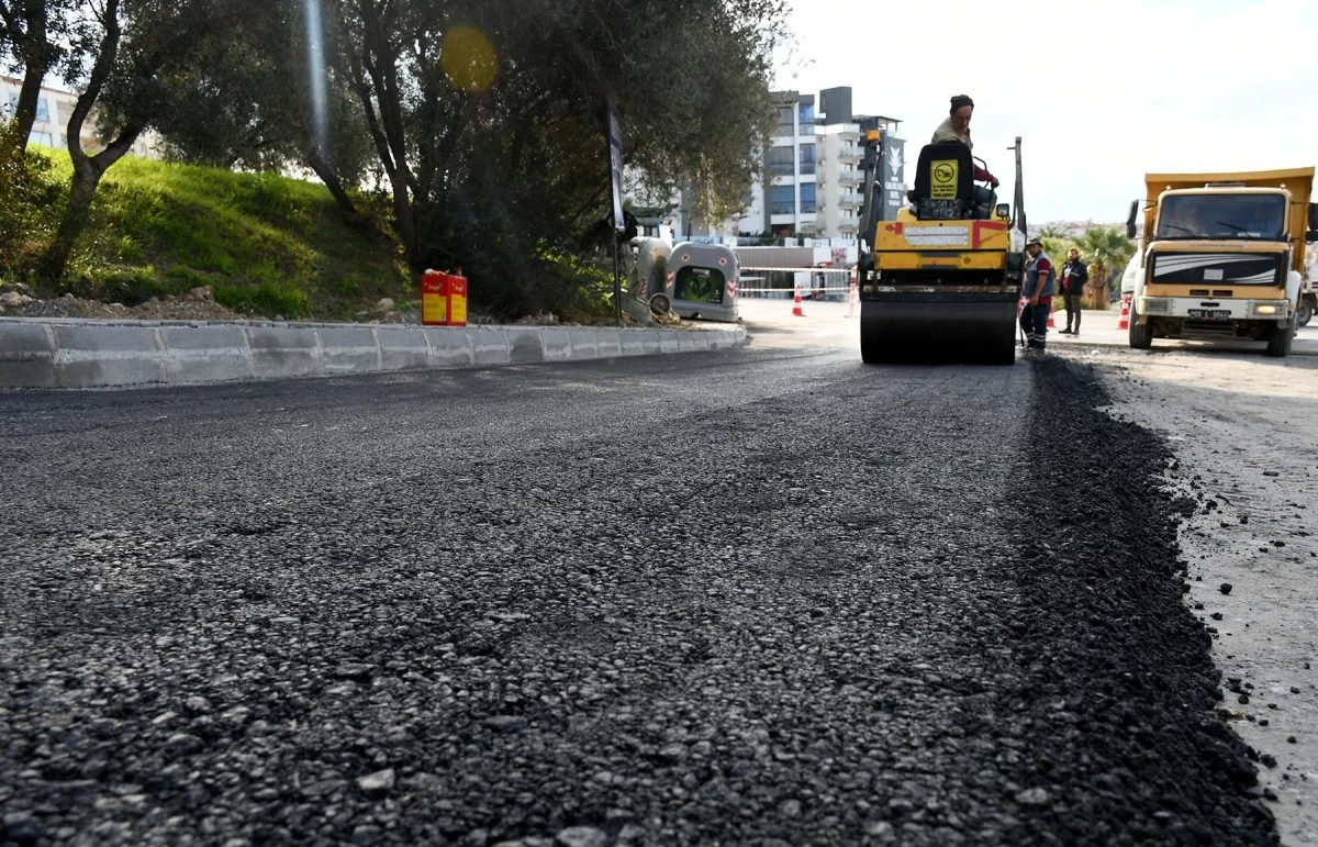Kuşadası'nda sıcak asfalt seferberliği sürüyor