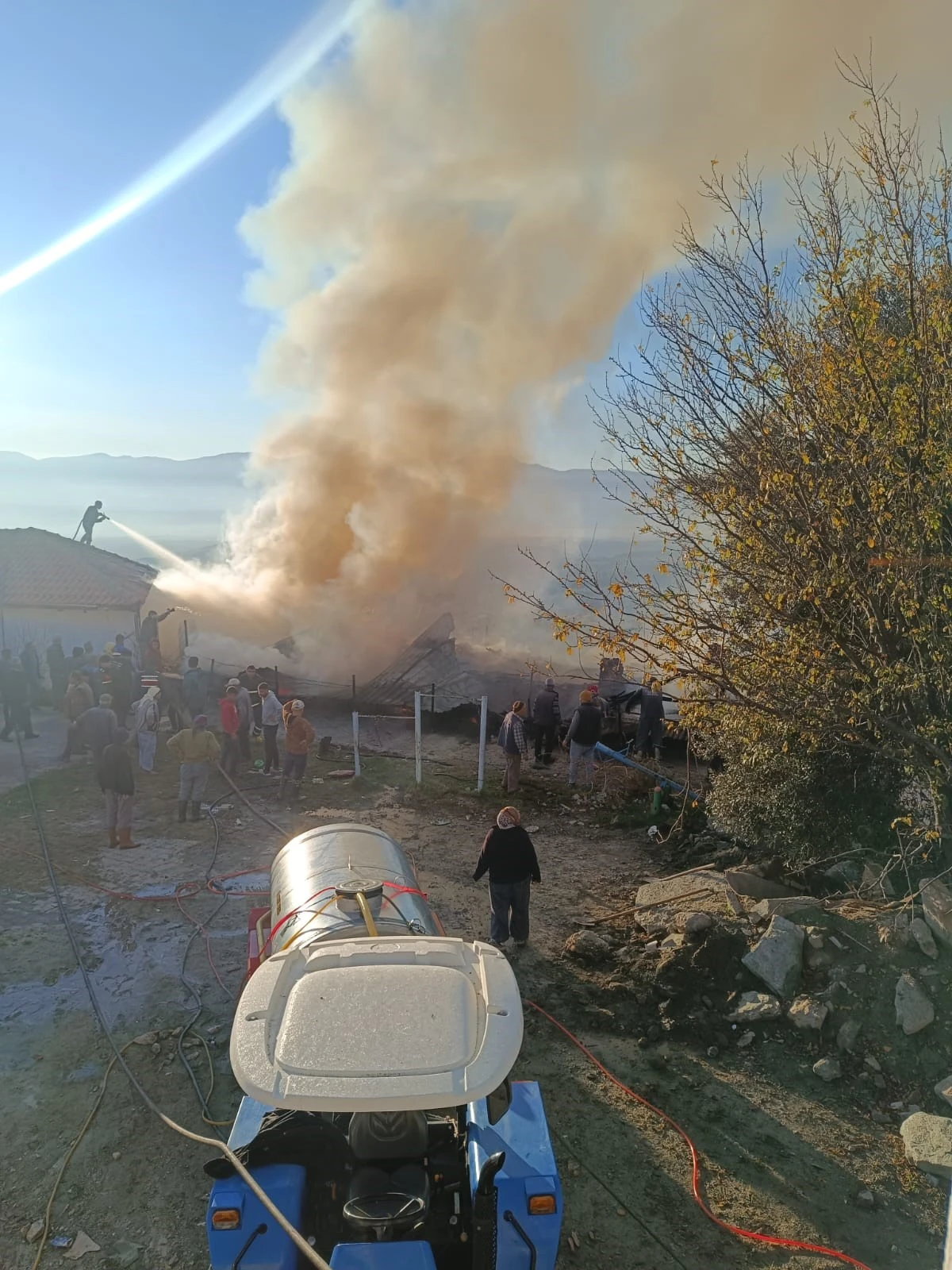 Karacasu'da çıkan yangında iki ev küle döndü