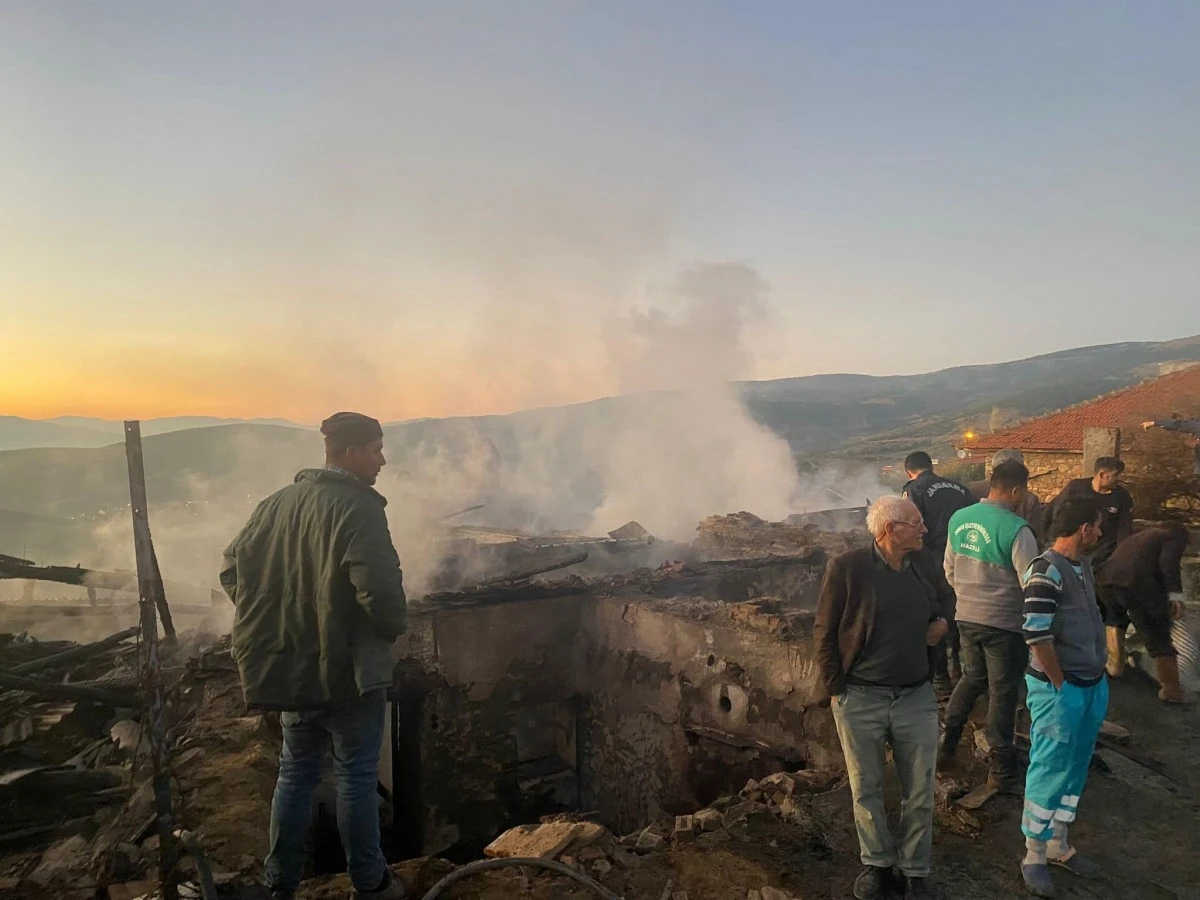 Karacasu'da çıkan yangında iki ev küle döndü