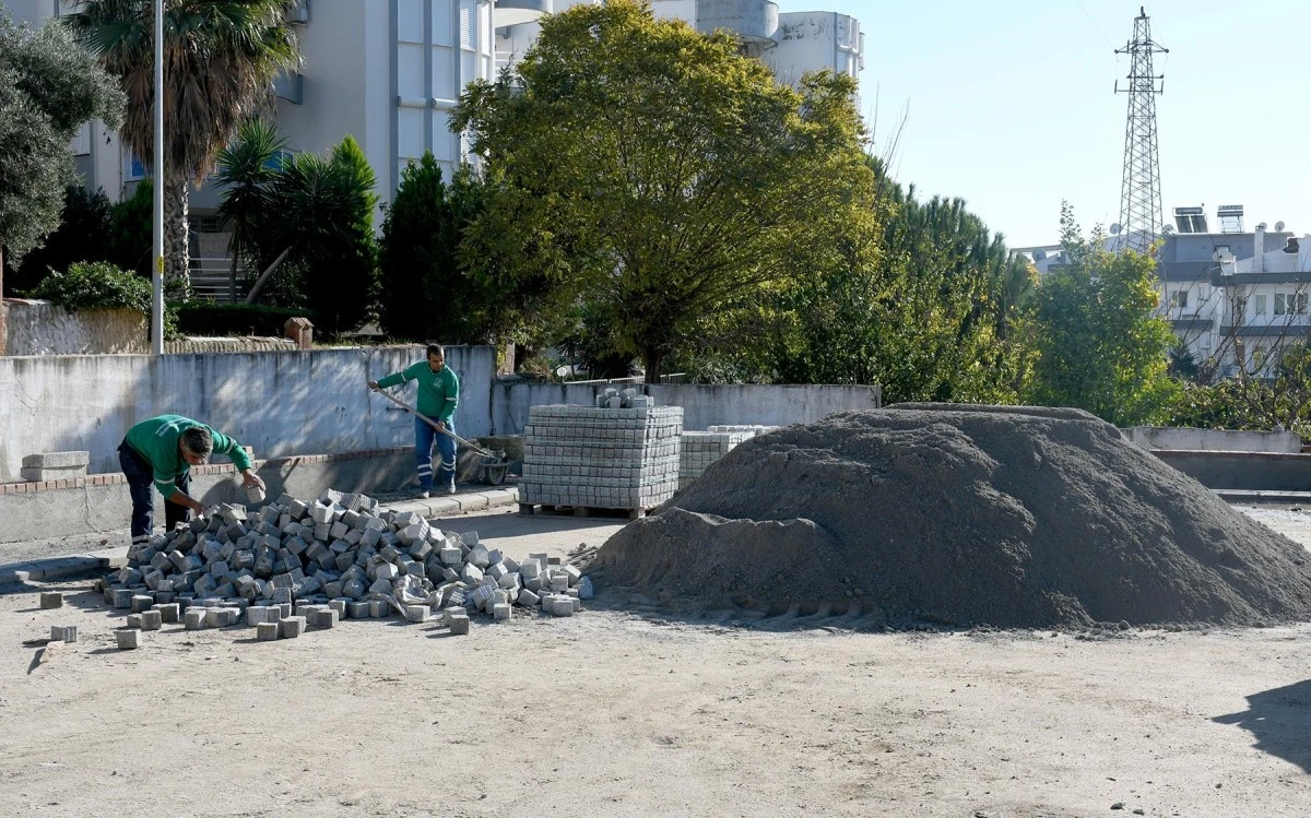 Kuşadası Bayraklıdede Mahallesi’nde çalışmalar devam ediyor