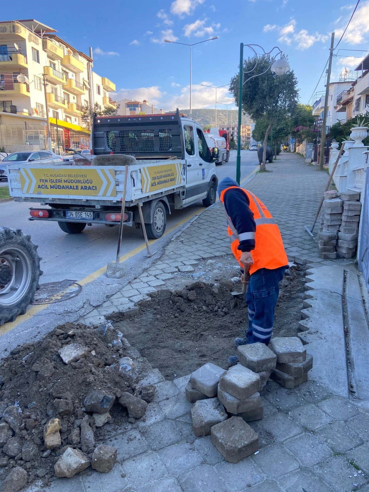Kuşadası Belediyesi bozulan yolları onarıyor