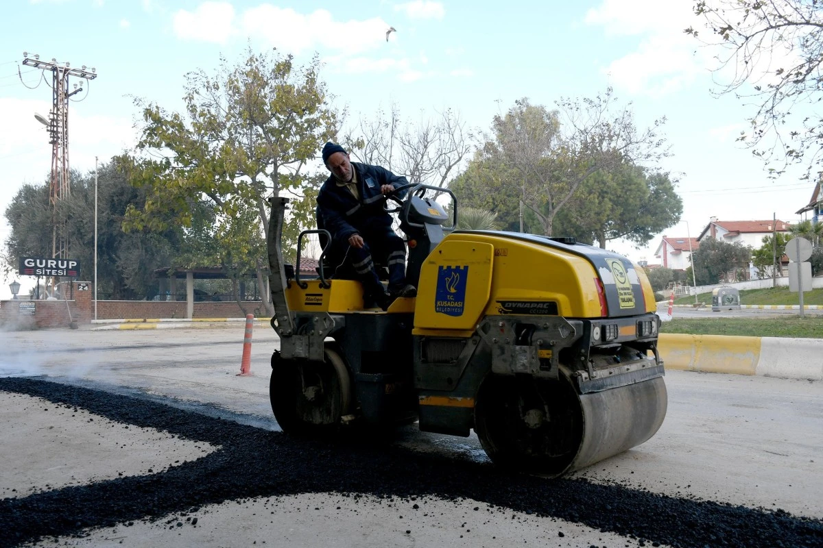 Kuşadası Belediyesi bozulan yolları onarıyor