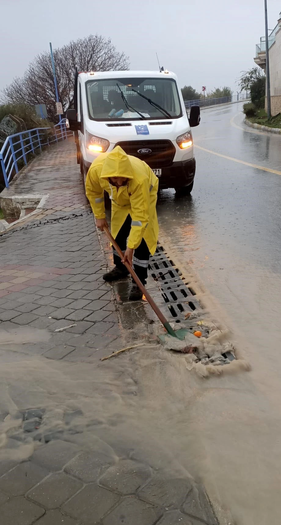 Kuşadası Belediyesi tüm ekipleri ile sahada