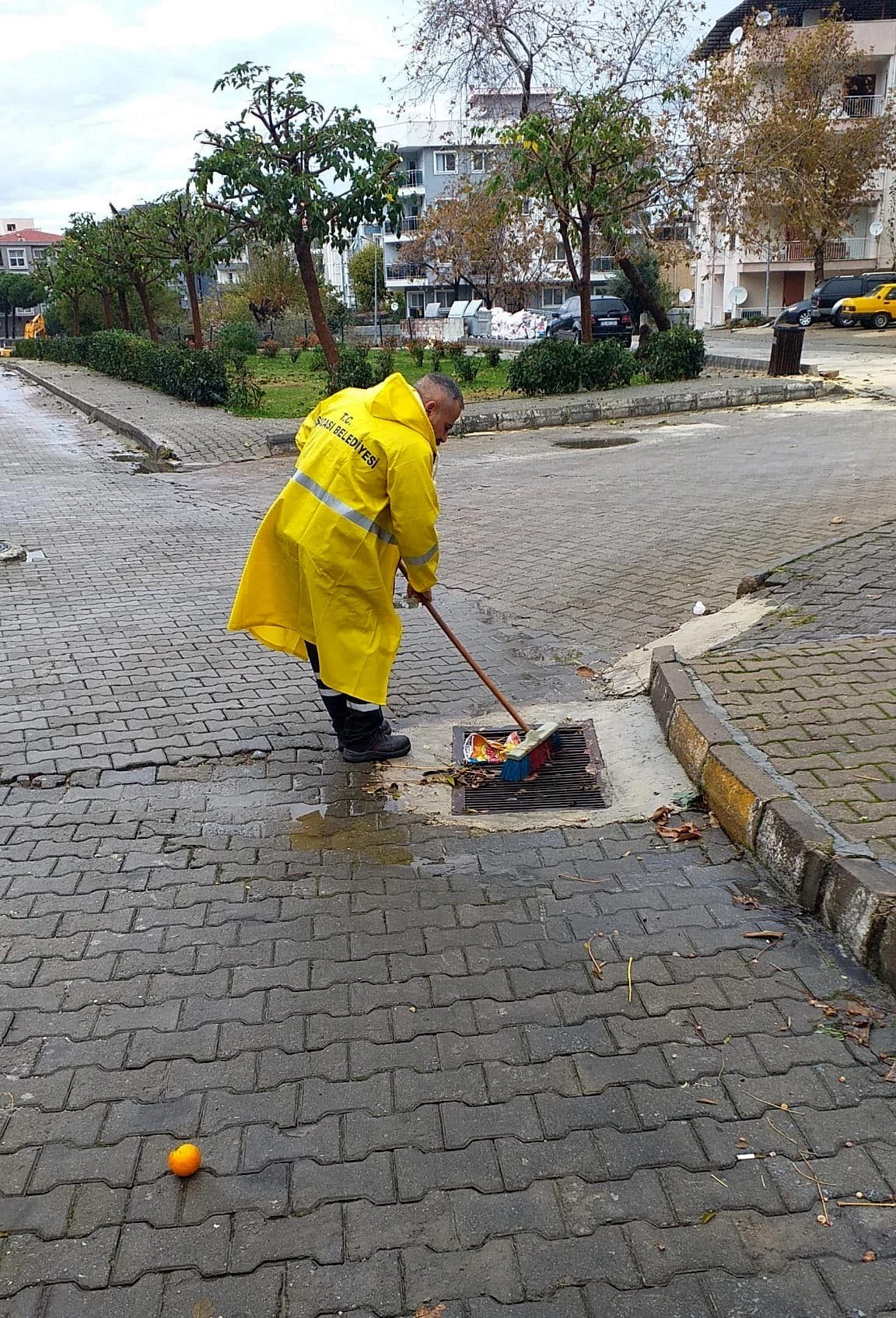 Kuşadası Belediyesi tüm ekipleri ile sahada