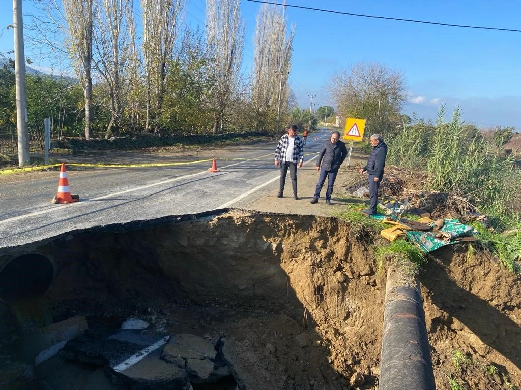 Koçarlı’da yağış sonrası karayolunda çökme meydana geldi