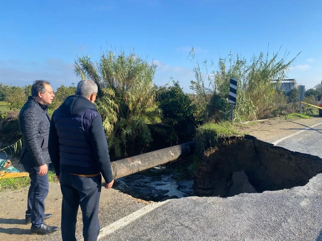 Koçarlı’da yağış sonrası karayolunda çökme meydana geldi