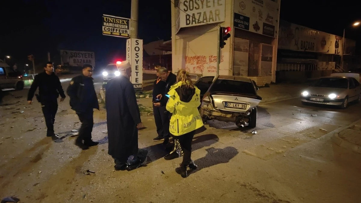 Kuşadası'nda kırmızı ışık ihlali kazaya neden oldu: 2 yaralı