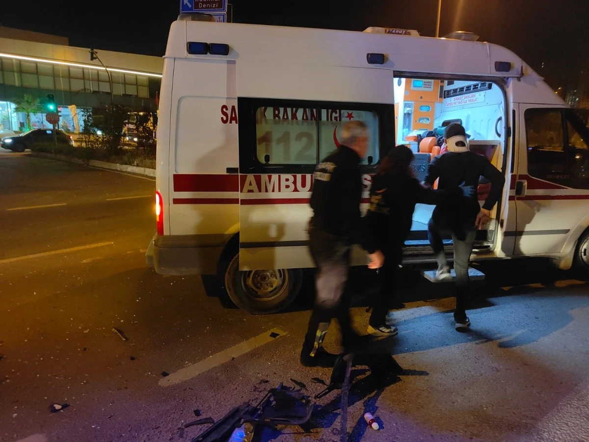 Kuşadası'nda kırmızı ışık ihlali kazaya neden oldu: 2 yaralı