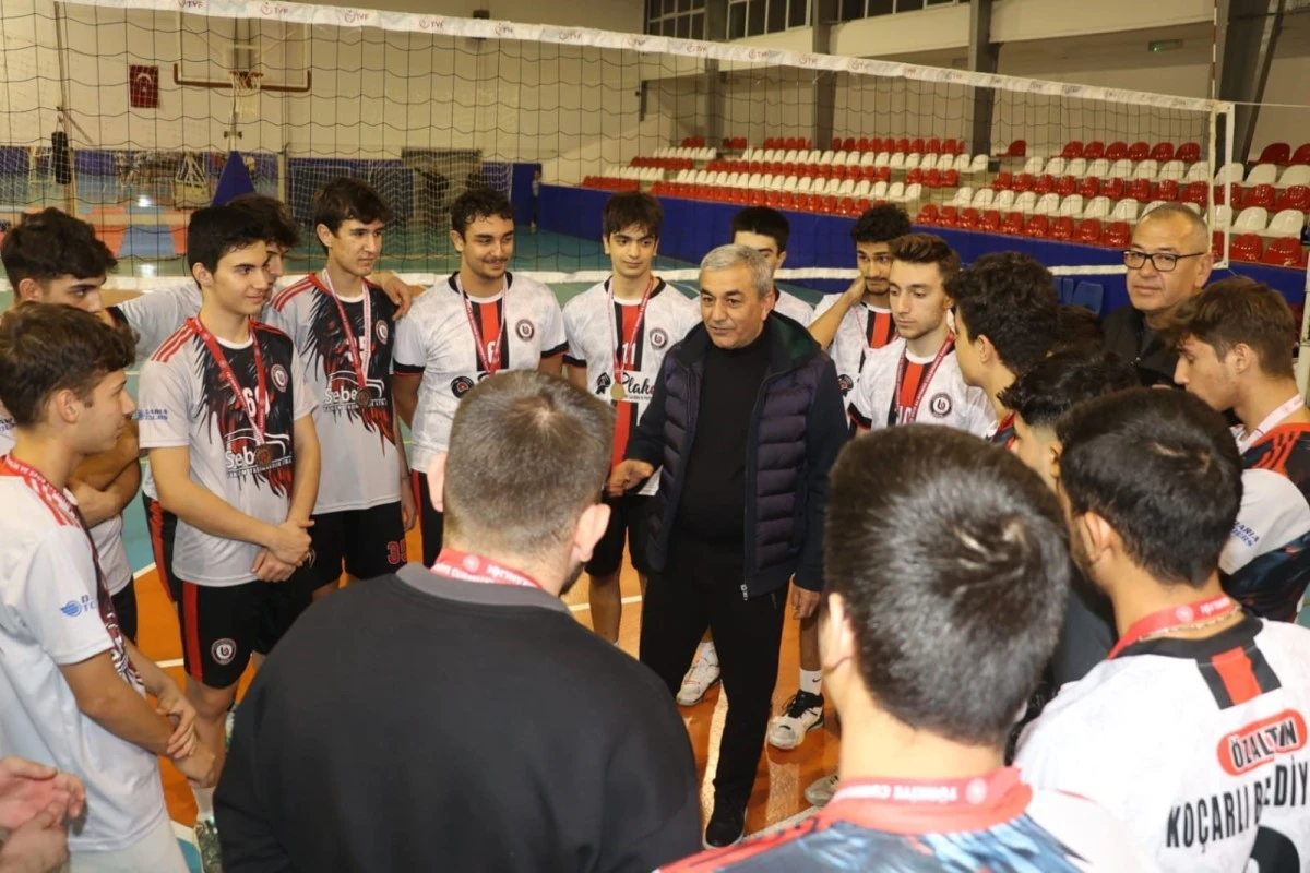 Şampiyon voleybolcular kupalarını Başkan Kaplan’ın elinden aldı