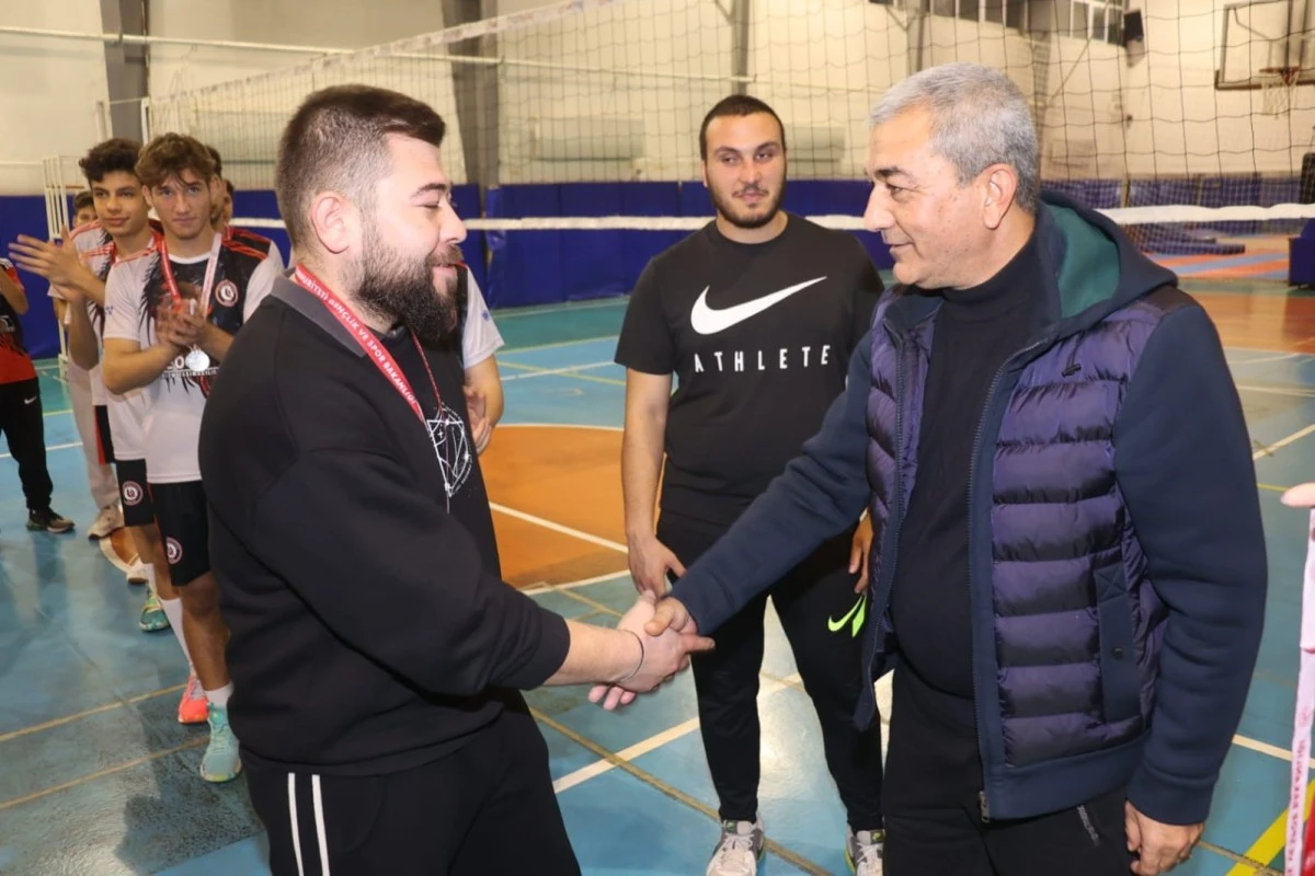 Şampiyon voleybolcular kupalarını Başkan Kaplan’ın elinden aldı