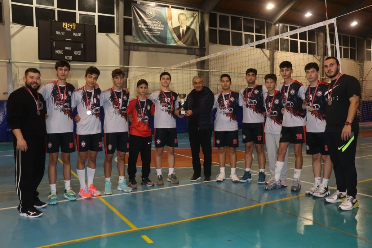 Şampiyon voleybolcular kupalarını Başkan Kaplan’ın elinden aldı