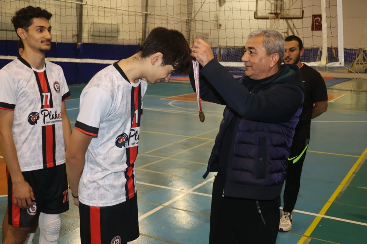 Şampiyon voleybolcular kupalarını Başkan Kaplan’ın elinden aldı