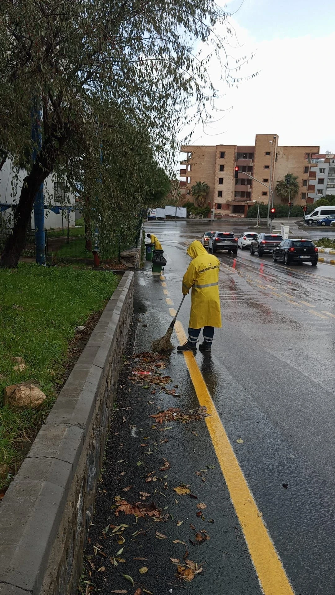 Kuşadası Belediyesi tüm ekipleriyle sahada