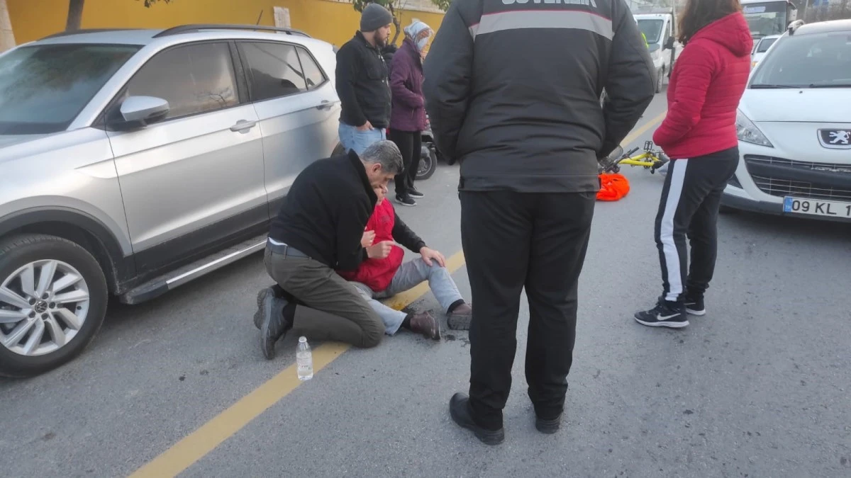 Önce aniden açılan araba kapısına çarptı, sonra otomobilin altında kaldı