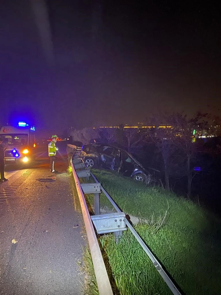 Kontrolden çıkan otomobil bariyerleri aşarak yol kenarına uçtu: 1 yaralı