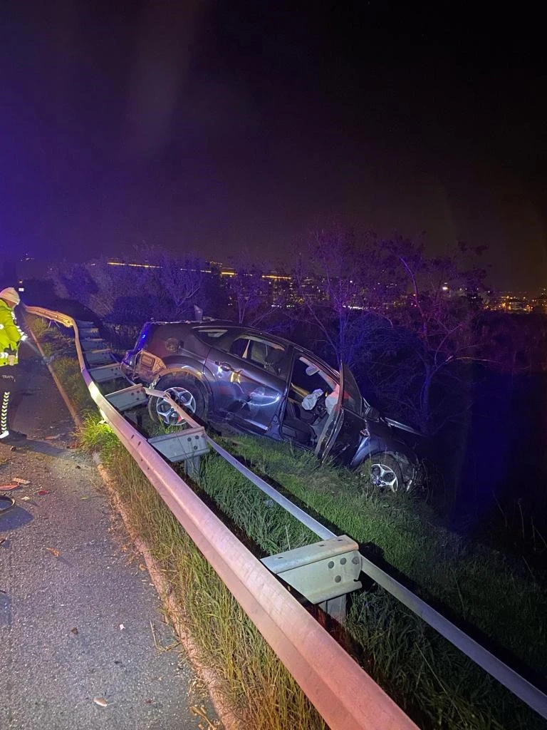 Kontrolden çıkan otomobil bariyerleri aşarak yol kenarına uçtu: 1 yaralı