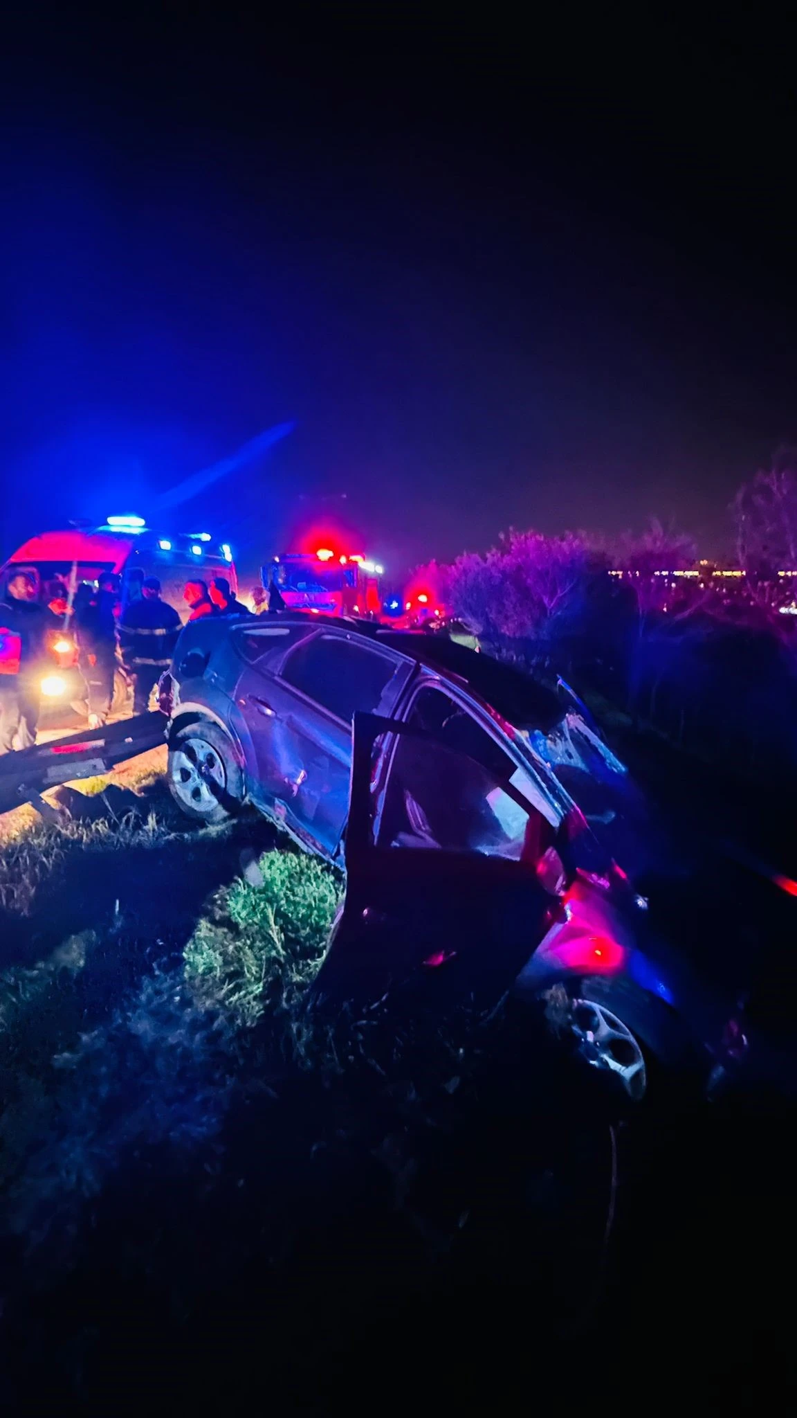 Kontrolden çıkan otomobil bariyerleri aşarak yol kenarına uçtu: 1 yaralı
